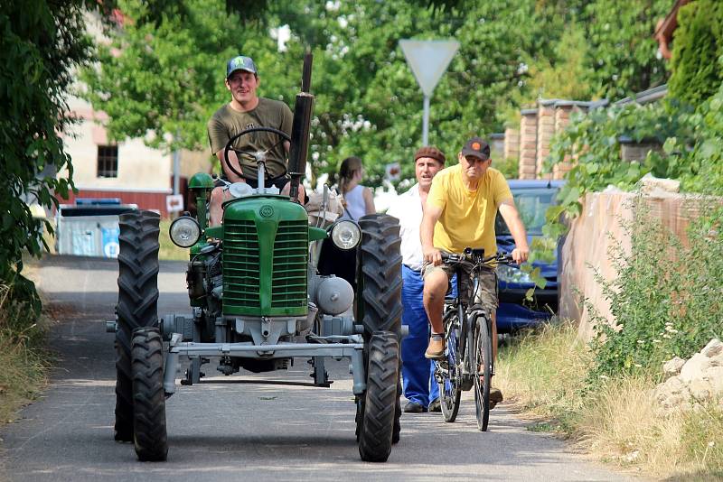 V Drnholci byla k vidění ukázka dobových žní a historické techniky