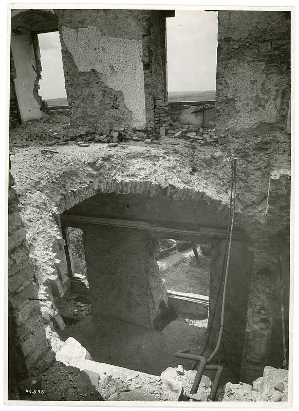 Propadlý strop jednoho ze sálů v současné expozici „Od gotiky po empír“, rok 1945.