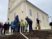 Vedle kostela v Moravské Nové Vsi vyroste nová alej. Po třech letech po tornádu
