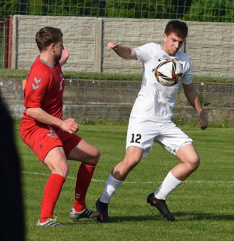 Fotbalisté Lanžhota (v bílém) remizovali se Startem Brno 1:1.