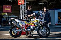 Směr Dakar. Brabcův motocykl prošel technickou přejímkou bez problémů.