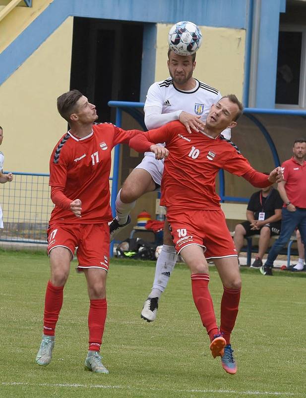 Fotbalisté Břeclavi (v bílých dresech) remizovali se Startem Brno 2:2.