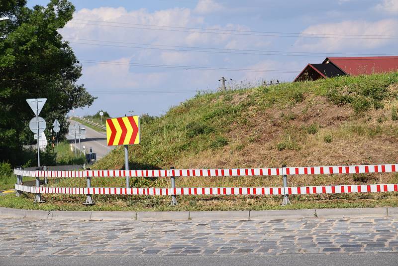 Nevzhledný kruhový objezd u Rakvic už brzy ozdobí buď trojrozměrný model raka nebo vysazený vinohrad