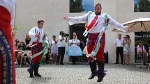 Mikulov ovládly hody. V krojích šly i děti.