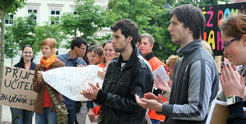 Nespokojení demonstranti prošli Valticemi.