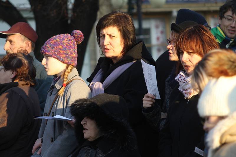 Ještě než se pustili do štědrovečerní hostiny, zazpívali si Hustopečští na Dukelském náměstí koledy a vánoční písně. Sešlo se tam několik stovek lidí. Takt jim udávala starostka města Hana Potměšilová. 