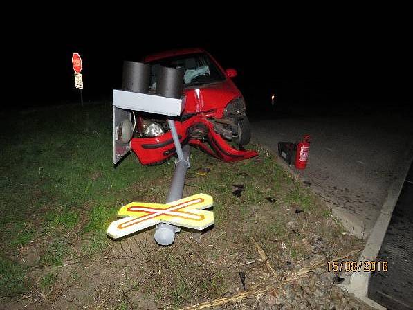 Mladá žena řídila pod vlivem alkoholu a narazila u železničního přejezdu.