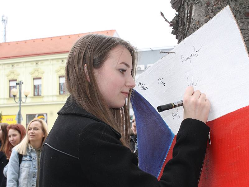 Studenti břeclavského gymnázia se také připojili k celorepublikovému protestu proti české vládě pod názvem Vyjdi ven. K podpisu petice se připojilo na sto padesát lidí.