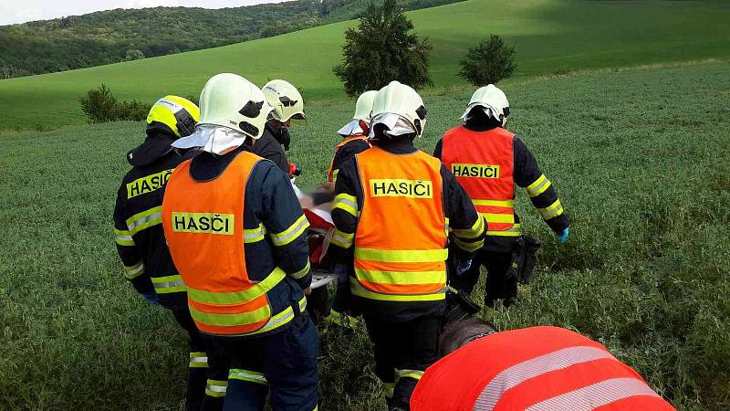 Pro zraněného motorkáře přiletěl vrtulník záchranářů k obci Diváky. Asistovali hasiči.