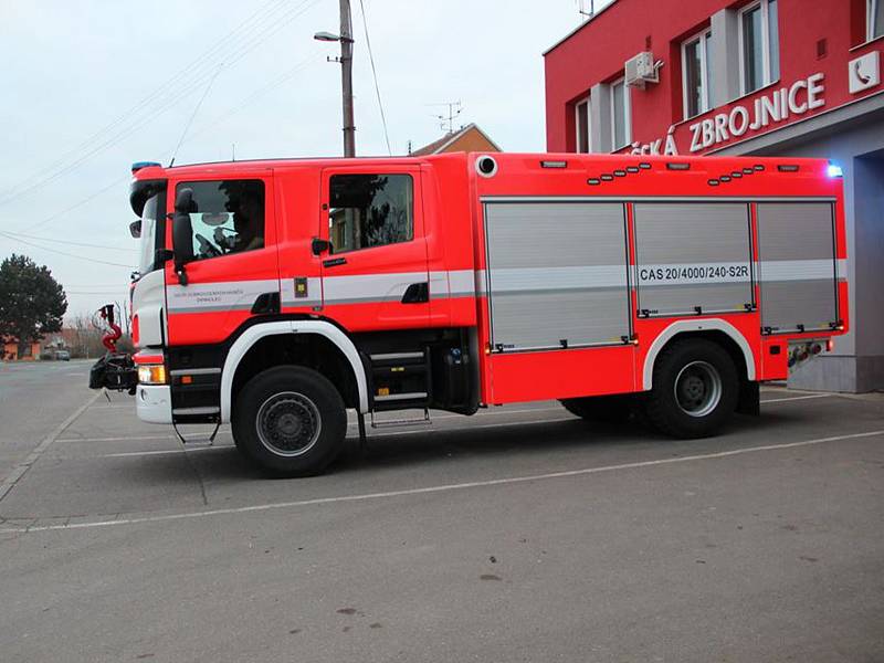 Dobrovolní hasiči z Drnholce dostali novou cisternu.