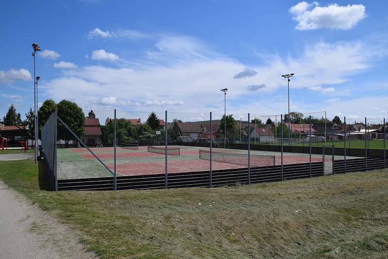 Sportovní areál v Novosedlech na Břeclavsku, jehož součástí je i fotbalové hřiště.
