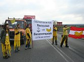 Aktivisté ve žlutých kostýmech blokovali hranice mezi Českem a Rakouskem v Mikulově.