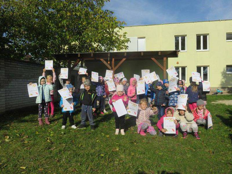 Děti i rodiče se pustily do tvoření podzimáčků pro zkrášlení školy v Charvátské Nové Vsi v Břeclavi. FOTO: archiv školy