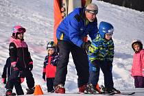 Ročně naučí instruktoři v Němčičkách lyžovat až patnáct stovek dětí. Ve sto osmdesáti metrech nad mořem se mezi vinohrady na lyžích jezdí už osmatřicet let.