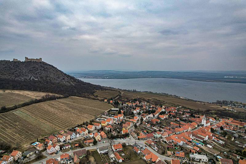 Pohled na kraj pod Pálavou z dronu.