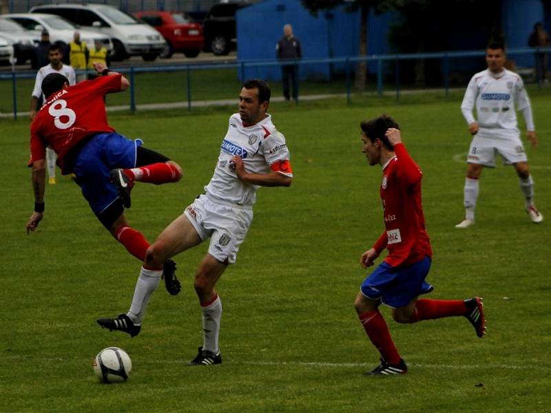 Břeclavští fotbalisté (v bílém) doma nedali Třebíči gól.