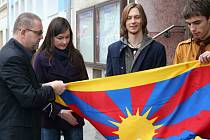 U břeclavské radnice zavlála v neděli ráno tibetská vlajka.