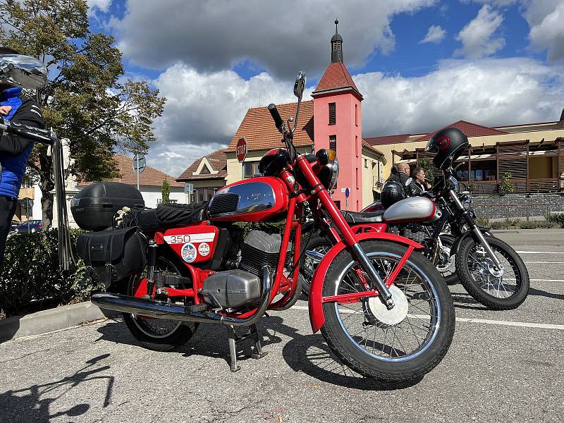 Motorkáři vyrazlii z Velkých Bílovic na šestou Cestu časem.