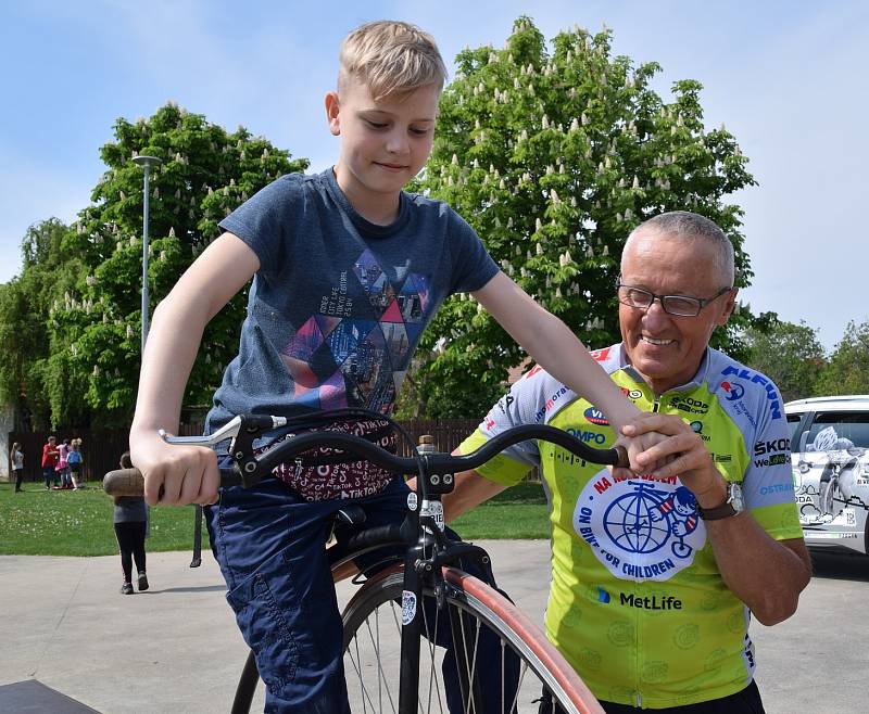 Cyklista Josef Zimovčák dorazil mezi vrbické děti. Svezl je na vysokém kole a představil třináctý ročník charitativního projektu Na kole dětem. Několikadenní závod na podporu malých onkologicky nemocných pacientů v červnu zakončí právě ve Vrbici.