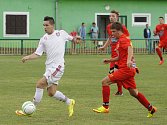 Fotbalisté Lanžhota (v bílém) ubránili proti Mikulovu nejtěsnější vedení a postup v krajském poháru.