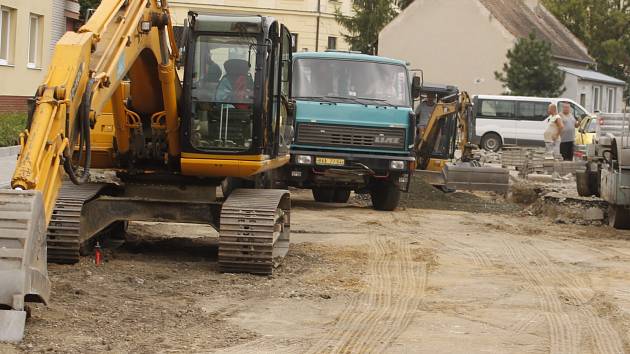 Dělníci opravují silnici ve Veslařské ulici v Břeclavi. V pracích pokračují oproti původnímu harmonogramu i přes léto.