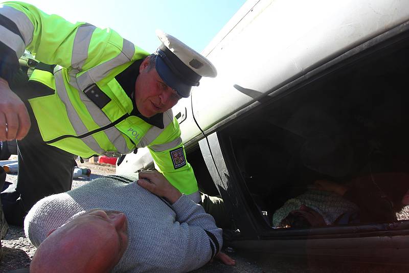 U hromadné dopravní nehody v Bořím lese u Břeclavi zasahovaly desítky hasičů, záchranářů a policistů. Šlo pouze o cvičení.