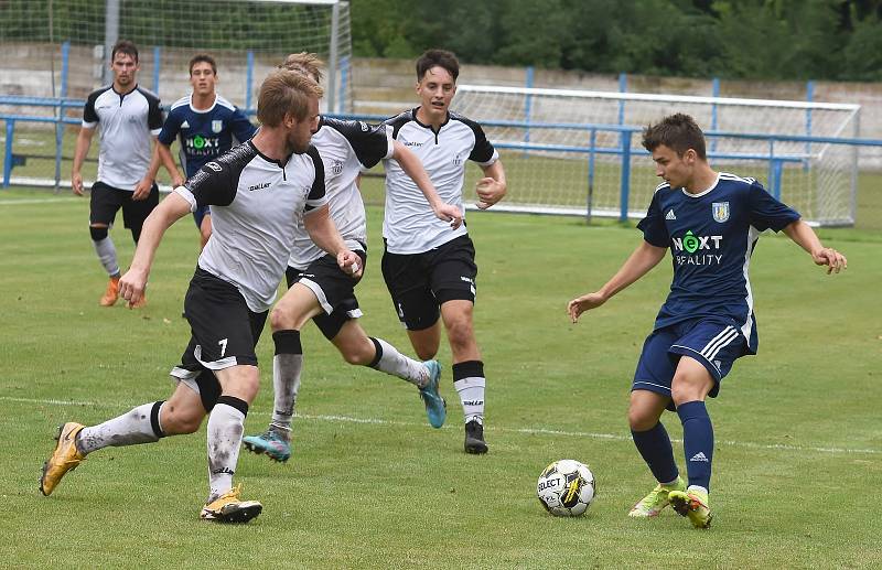 Fotbalisté Břeclavi (v modrých dresech) porazili Havlíčkův Brod 1:0.
