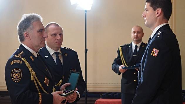 Předávání hasičských medailí. Medaili za statečnost obdržel nadstrážmistr Petr Hlávka (vpravo) z Velkých Pavlovic .