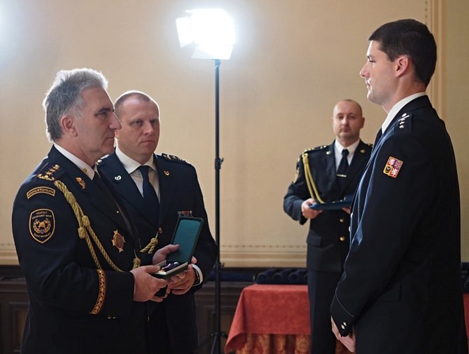 Předávání hasičských medailí. Medaili za statečnost obdržel nadstrážmistr Petr Hlávka (vpravo) z Velkých Pavlovic .