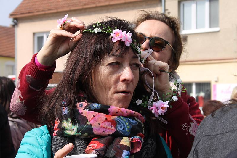 Hustopeče ožily Slavnostmi mandloní a vína. Tisíce lidí přilákalo jídlo s mandlemi na různé variace, nabídka vín, mandlovice i mandlového piva. Nechyběly ani kapely a také soutěž o největšího jedlíka.