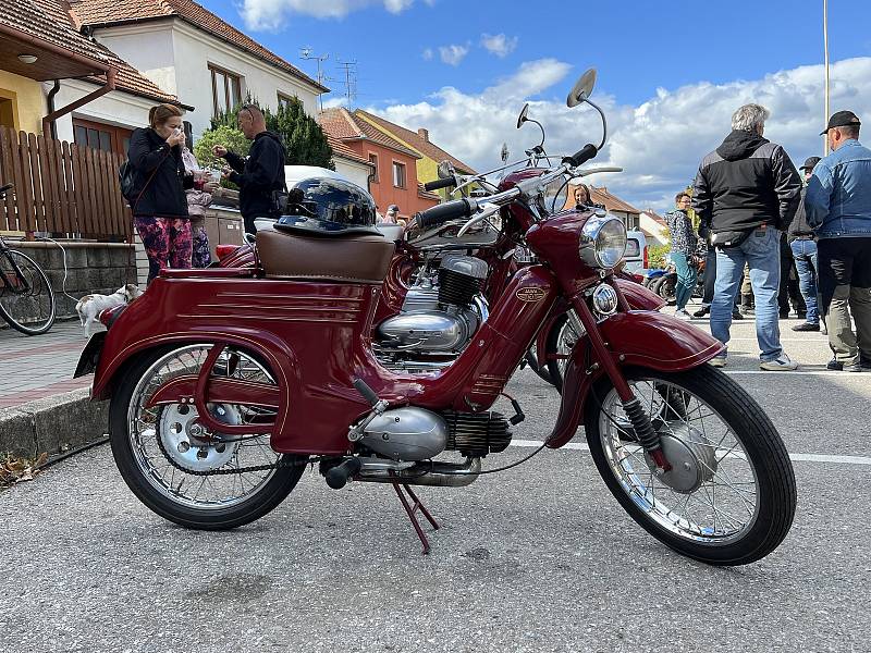 Motorkáři vyrazlii z Velkých Bílovic na šestou Cestu časem.