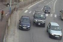 Řidič zaparkoval auto (na snímku vlevo) ve světelné křižovatce na hlavním tahu v Břeclavi.