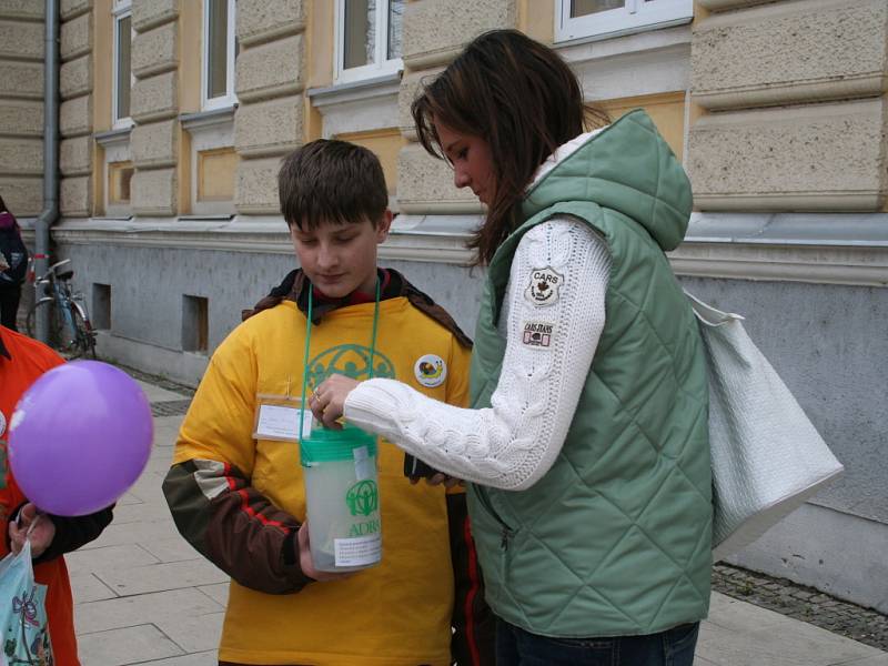 Ulicemi Břeclavi chodili v úterý a ve středu dobrovolníci se zapečetěnými kasičkami. Peníze pro potřebné vybírali v rámci velikonoční sbírky organizace Adra, která se konala už poosmé.