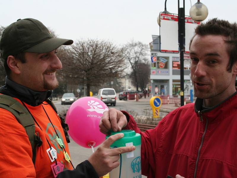 Ulicemi Břeclavi chodili v úterý a ve středu dobrovolníci se zapečetěnými kasičkami. Peníze pro potřebné vybírali v rámci velikonoční sbírky organizace Adra, která se konala už poosmé.