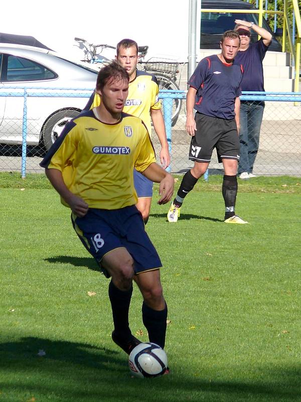 Břeclavští fotbalisté (ve žlutém) spláchli na vlastním trávníku Rosice 3:0.