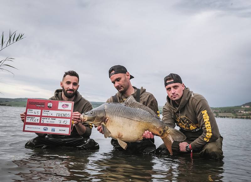 Při závodě chytli úlovek o váze 25 kg