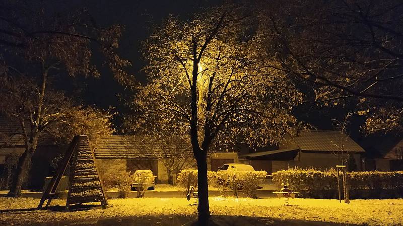 První prosincový pátek přinesl navečer do Šakvic další sníh.