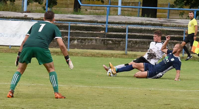 Fotbalisté Břeclavi (v modrých dresech) porazili Havlíčkův Brod 1:0.