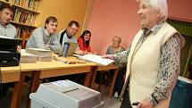 V předčasných volbách odevzdala svůj hlas i třiadevadesá­tiletá Marie Krejčiříková. Je nejstarší obyvatelkou břeclavského domova důchodců, která volí pravidelně. 