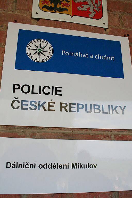 Nové dálniční oddělení policie otevřel 19. dubna v Mikulově ředitel jihomoravského krajského policejního ředitelství Tomáš Kužel. Devatenáctičlenný policejní tým našel sídlo v budově starého hraničního přechodu.