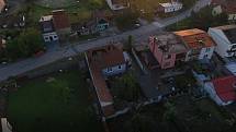 Spoušť po tornádu na jižní Moravě pohledem z dronu.