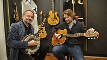 Z ilegální garáže až na americký trh vybudoval firmu na výrobu kytar František Furch z Velkých Němčic. Na snímku se synem Petrem (vpravo) hrají na první vyrobené banjo a kytaru.