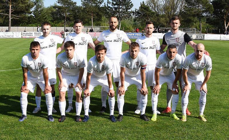 Fotbalisté Lanžhota (v bílém) remizovali se Startem Brno 1:1.