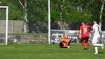 Fotbalisté Lanžhota (v bílém) remizovali se Startem Brno 1:1.