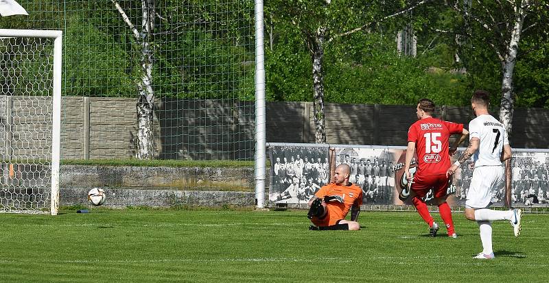 Fotbalisté Lanžhota (v bílém) remizovali se Startem Brno 1:1.