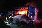 V plamenech se ocitl návěs kamionu na D2 u Velkých Němčic na Břeclavsku.