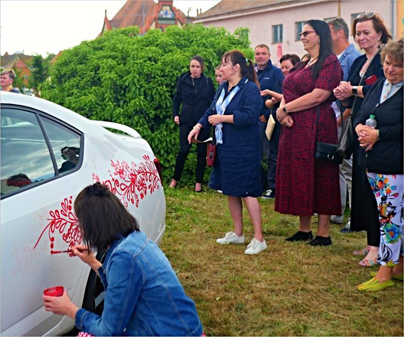 Nadační fond Moravská krása připravil v poštorenské Havlíčkově vile zajímavou podívanou. Malířka Lenka Jurečková ozdobila auto ornamenty z Podluží. Ve vile pak sochařka Jana Galaxie Brisudová slavnostně ukončila výstavu i svých děl.