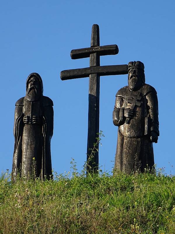 Z výletu do Klobouk u Brna a Boleradic.Cyril a Metoděj na vyhlídce na Boleradice.