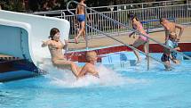 Tropické teploty si lidé užívali v pátek na břeclavském koupališti. V bazénech, na tobogánech či s oranžovým nosorožcem.