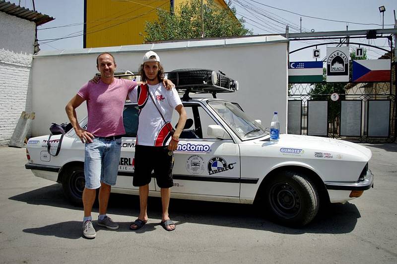 Dvojice odvážných mladíků z Břeclavi Adam Stohanzl a Jaromír Toncr se vydali se starým BMW až do dalekého Kyrgyzstánu. Už navštívili Gruzii, Rusko nebo Uzbekistán.